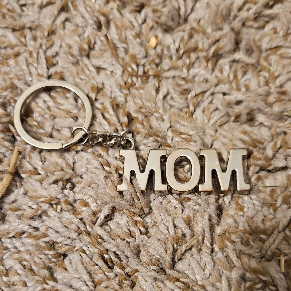Silver-tone 'MOM' Keychain